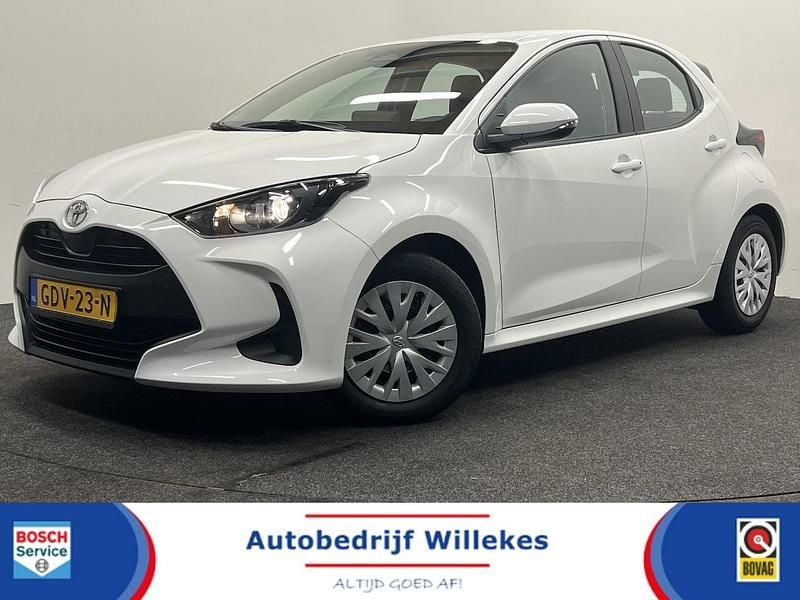 Wit (metallic) Gebruikt 2024 Toyota Yaris Hybrid Comfort Hatchback | € 21.950 (Goede deal) - Afbeelding 1/4