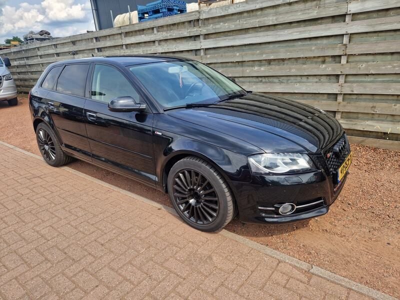 Zwart Gebruikt 2013 Audi A3 Attraction Hatchback | € 5.999 (Duur) - Afbeelding 1/4