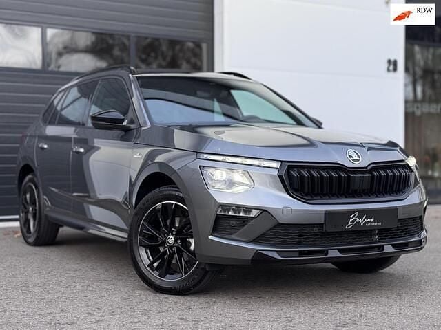 Grijs (metallic) Gebruikt 2024 Skoda Kamiq Monte Carlo SUV | € 31.950 (Eerlijke prijs) - Afbeelding 1/4