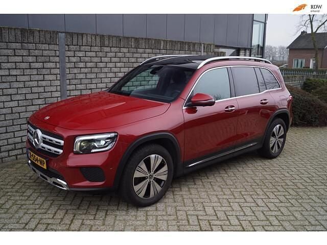 Rood (metallic) Occasion 2022 Mercedes GLB250 AMG line SUV | € 43.650 (Eerlijke prijs) - Afbeelding 1/4