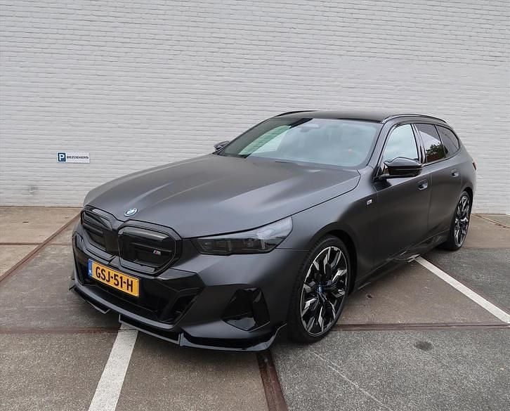 Grijs (mat) Gebruikt 2024 BMW i5 Stationwagen | € 89.950 (Super prijs) - Afbeelding 1/4