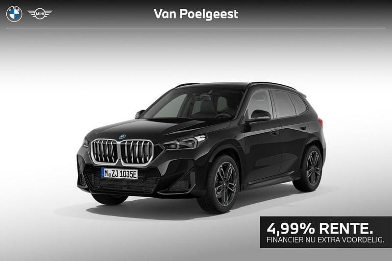 Saphirschwarz metallic (475) (zwart metallic) Nieuw 2025 BMW X1 Comfort Edition SUV | € 65.531 (Goede deal) - Afbeelding 1/4