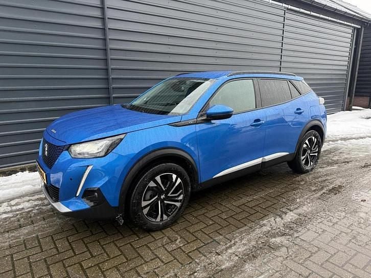 Blauw (metallic) Gebruikt 2020 Peugeot e-2008 Allure SUV | € 14.750 (Goede deal) - Afbeelding 1/4