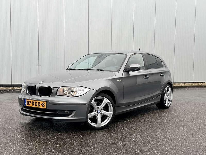 Grijs Gebruikt 2009 BMW 118 Hatchback | € 4.500 (Eerlijke prijs) - Afbeelding 1/4