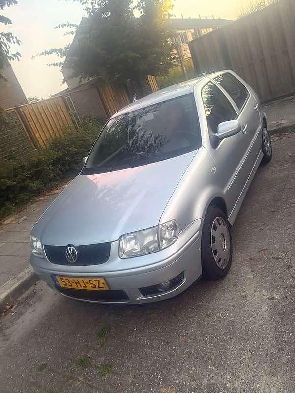 Gebruikt 2001 VW Polo Sedan | € 1.000 (Eerlijke prijs) - Afbeelding 1/4