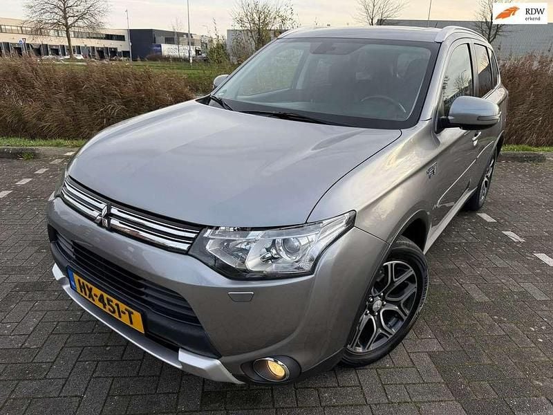Grijs Gebruikt 2015 Mitsubishi Outlander P-HEV Edition SUV | € 13.450 (Goede deal) - Afbeelding 1/4