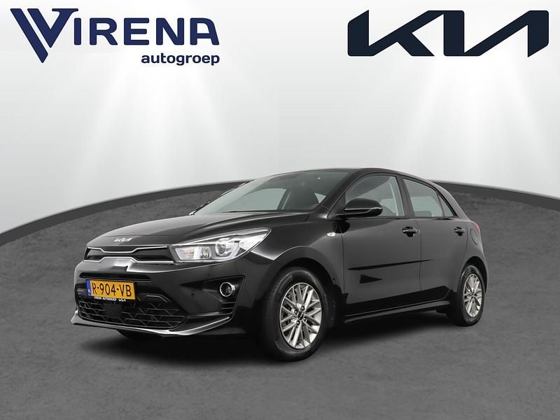 Zwart (metallic) Gebruikt 2022 Kia Rio Hatchback | € 17.950 (Eerlijke prijs) - Afbeelding 1/3