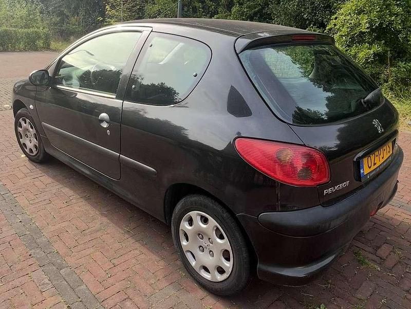 Zwart Gebruikt 2004 Peugeot 206 Hatchback | € 1.499 (Eerlijke prijs) - Afbeelding 1/4