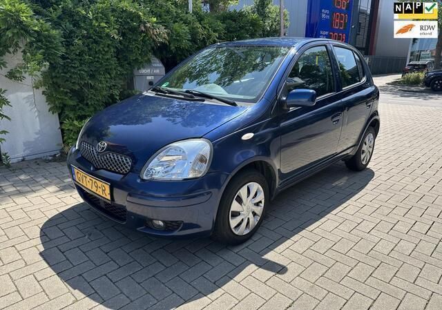 Blauw, metallic lak Gebruikt 2005 Toyota Yaris Hatchback | € 3.250 (Eerlijke prijs) - Afbeelding 1/4