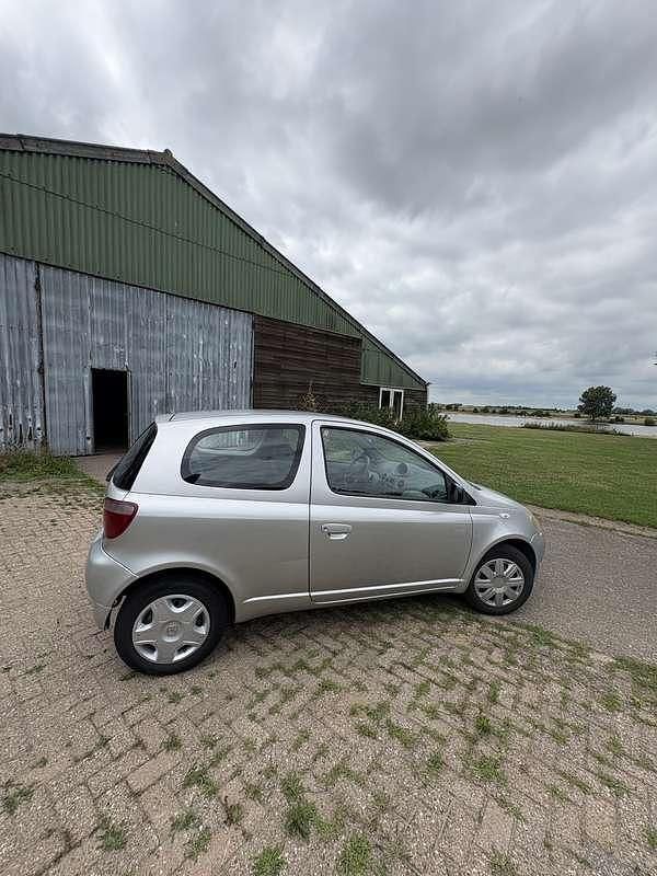 Grijs Gebruikt 2001 Toyota Yaris Luna Hatchback | € 2.000 (Eerlijke prijs) - Afbeelding 1/4