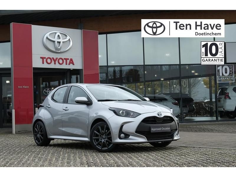 Grijs Gebruikt 2022 Toyota Yaris Hybrid Active Hatchback | € 19.900 (Eerlijke prijs) - Afbeelding 1/4