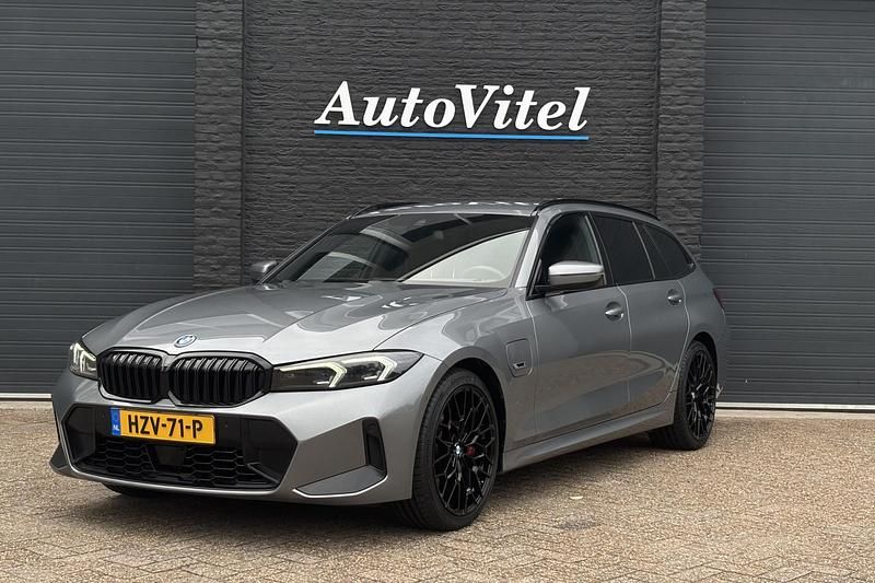 Grijs Gebruikt 2023 BMW 330e M Sport Stationwagen | € 41.845 (Eerlijke prijs) - Afbeelding 1/4