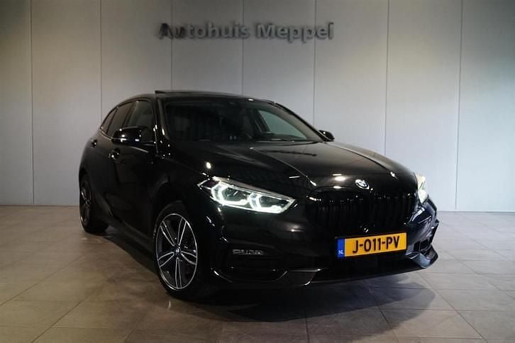 Zwart Gebruikt 2020 BMW 118 Sport Line Hatchback | € 17.450 (Eerlijke prijs) - Afbeelding 1/4