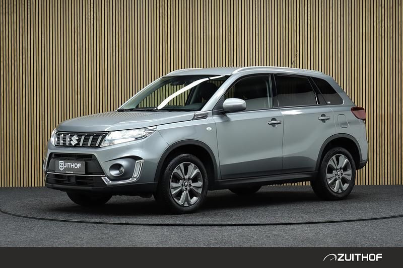 Grijs Occasion 2023 Suzuki Vitara SUV | € 23.850 (Eerlijke prijs) - Afbeelding 1/4