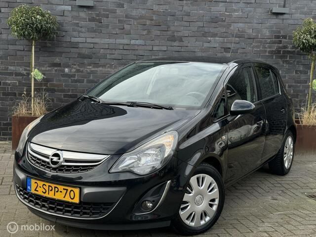 Zwart Gebruikt 2013 Opel Corsa Cosmo Hatchback | € 3.995 (Eerlijke prijs) - Afbeelding 1/4