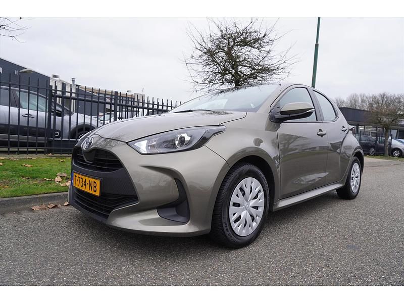 Beige Gebruikt 2023 Toyota Yaris Active Hatchback | € 17.445 (Goede deal) - Afbeelding 1/4