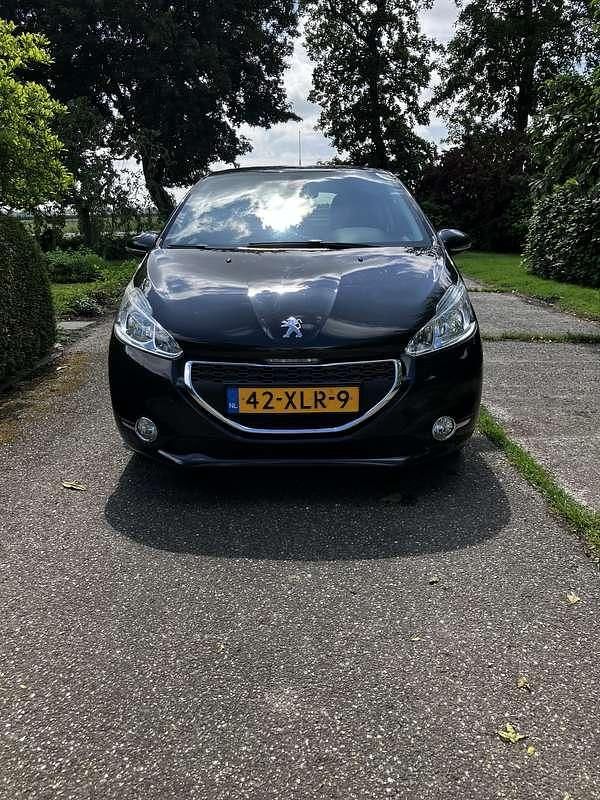 Zwart Gebruikt 2012 Peugeot 208 Envy Hatchback | € 3.950 (Goede deal) - Afbeelding 1/4