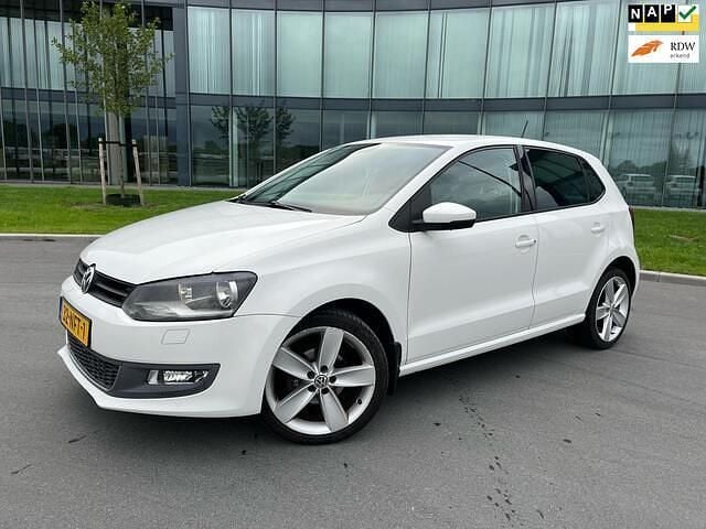 Wit Gebruikt 2010 VW Polo Highline Hatchback | € 3.995 (Eerlijke prijs) - Afbeelding 1/4