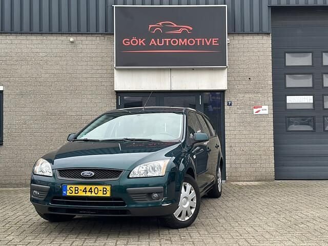 Groen (metallic) Occasion 2008 Ford Focus Ambiente Stationwagen | € 1.750 (Goede deal) - Afbeelding 1/4