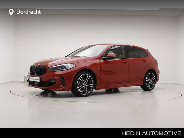 Rood Occasion 2025 BMW 118 M Sport Hatchback | € 33.895 (Eerlijke prijs) - Afbeelding 1/4
