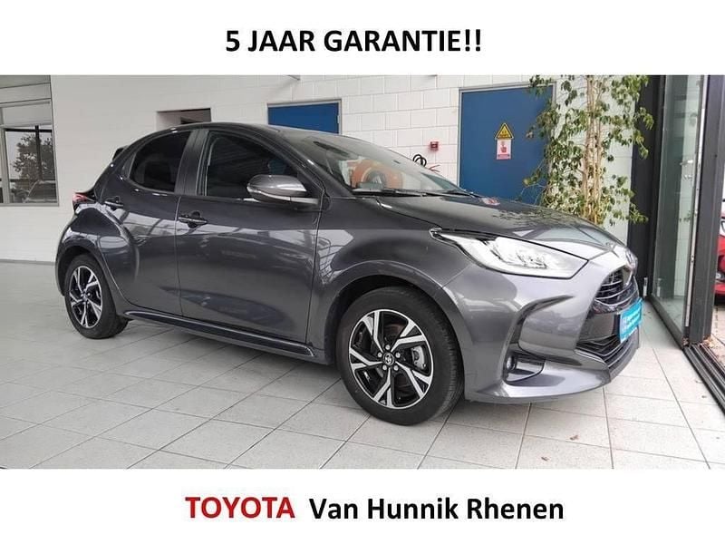 Grijs Gebruikt 2024 Toyota Yaris Style Hatchback | € 24.499 (Eerlijke prijs) - Afbeelding 1/4