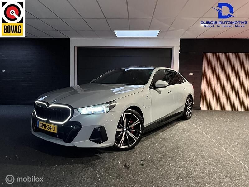 Grijs Occasion 2024 BMW 530e Comfort Edition Sedan | € 69.490 (Duur) - Afbeelding 1/4