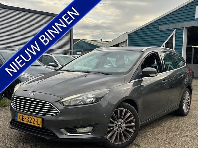 Grijs (metallic) Gebruikt 2015 Ford Focus Stationwagen | € 2.449 (Super prijs) - Afbeelding 1/4