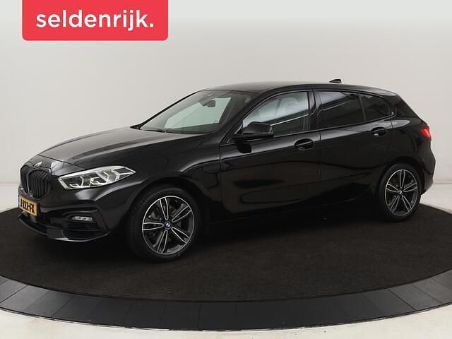 Zwart Gebruikt 2020 BMW 118 Sport Line Hatchback | € 16.900 (Eerlijke prijs) - Afbeelding 1/4
