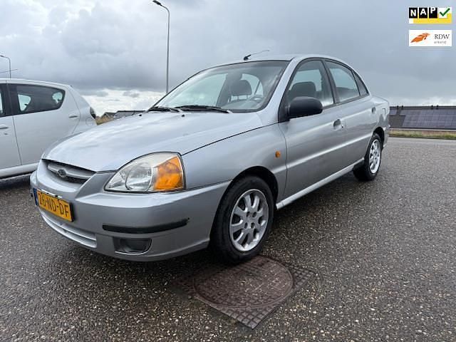 Grijs Occasion 2003 Kia Rio Sedan | € 999 (Eerlijke prijs) - Afbeelding 1/4