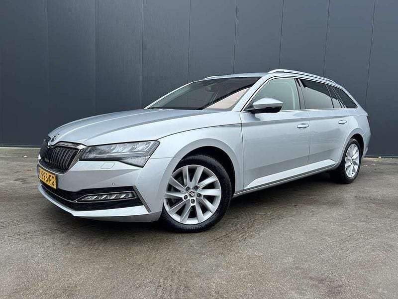 Grijs (metallic) Occasion 2021 Skoda Superb Stationwagen | € 18.950 (Super prijs) - Afbeelding 1/4