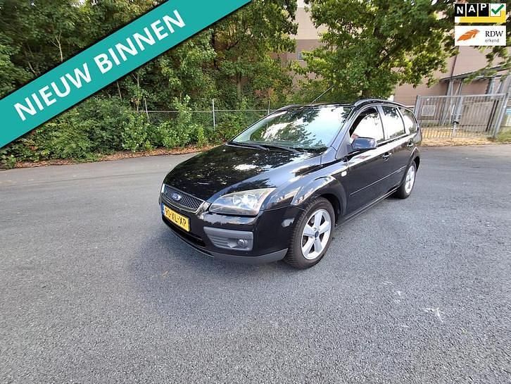 Zwart (metallic) Occasion 2007 Ford Focus Ambiente Stationwagen | € 1.299 (Duur) - Afbeelding 1/3