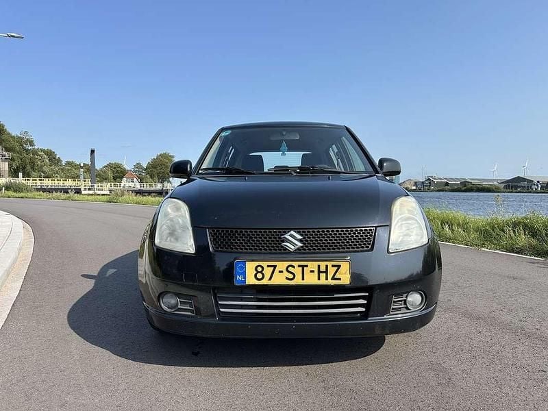 Zwart Gebruikt 2006 Suzuki Swift Hatchback | € 999 (Goede deal) - Afbeelding 1/4