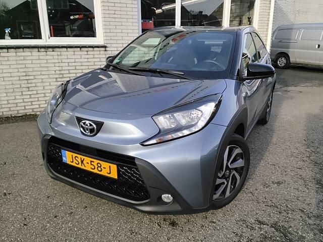 Grijs (metallic) Occasion 2025 Toyota Aygo X Pulse SUV | € 19.500 (Iets duurder) - Afbeelding 1/4