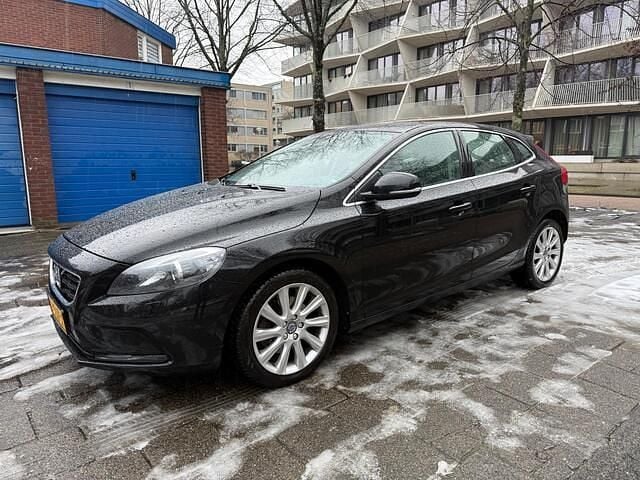 Zwart Gebruikt 2015 Volvo V40 R-Design Hatchback | € 5.500 (Super prijs) - Afbeelding 1/4