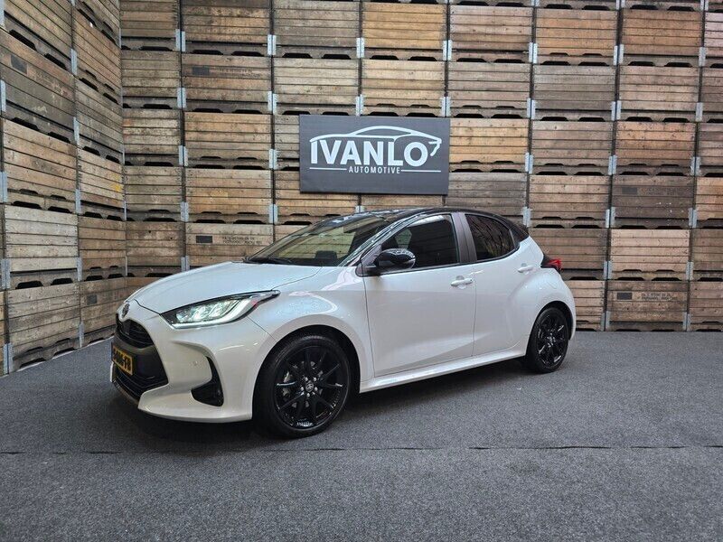 Wit Gebruikt 2023 Toyota Yaris Executive Hatchback | € 24.500 (Eerlijke prijs) - Afbeelding 1/4