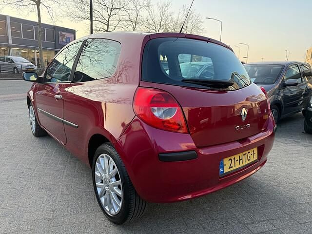 Occasion Renault Clio II Collection 75 PK (55 kW) 2009 Rood Hatchback