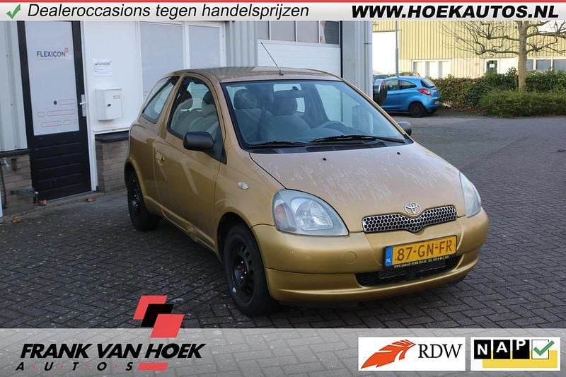 Geel (metallic) Occasion 2001 Toyota Yaris Sol Hatchback | € 975 (Goede deal) - Afbeelding 1/4