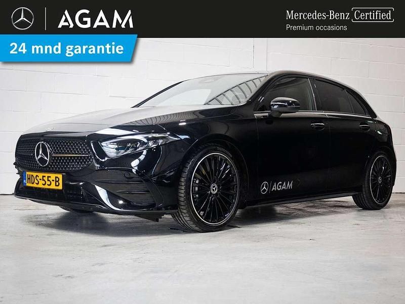 Zwart, metallic lak Gebruikt 2025 Mercedes A180 AMG line Hatchback | € 41.950 (Duur) - Afbeelding 1/4