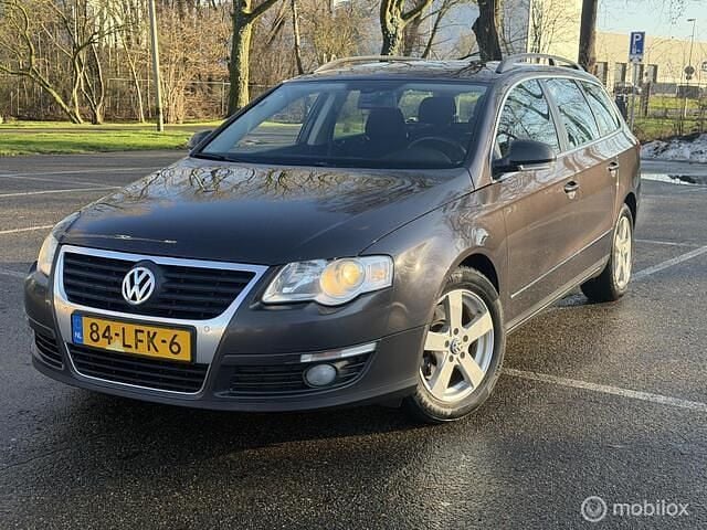 Bruin Occasion 2010 VW Passat Comfortline Stationwagen | € 3.950 (Eerlijke prijs) - Afbeelding 1/4