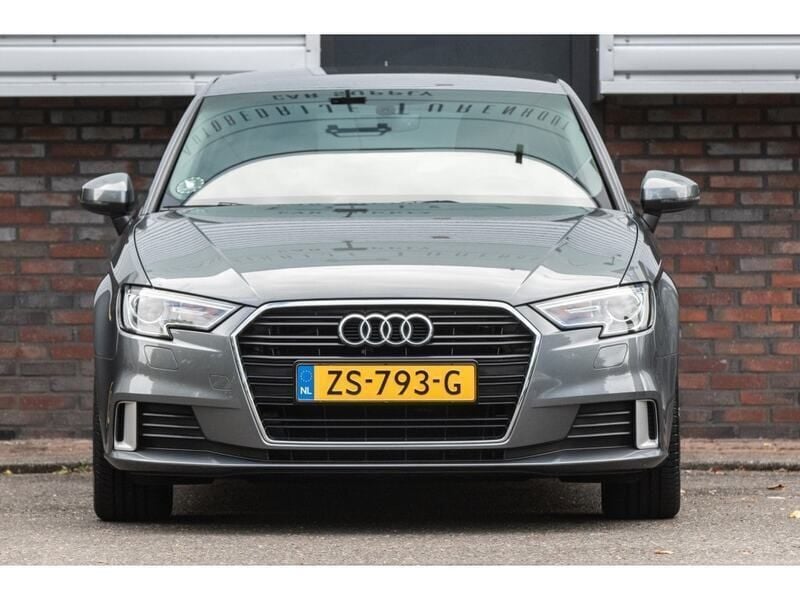Grijs, metallic lak Occasion 2018 Audi A3 Sportback Hatchback | € 21.900 (Eerlijke prijs) - Afbeelding 1/4