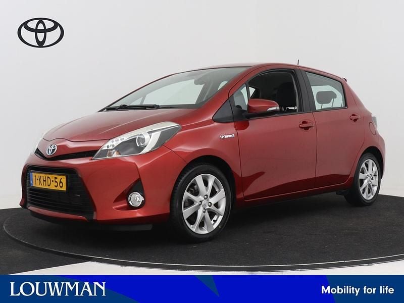 Rood Occasion 2013 Toyota Yaris Hybrid Hatchback | € 12.495 (Iets duurder) - Afbeelding 1/4