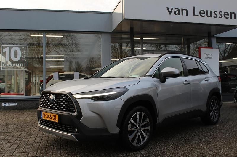 Grijs Occasion 2023 Toyota Corolla Cross Edition SUV | € 31.740 (Eerlijke prijs) - Afbeelding 1/4
