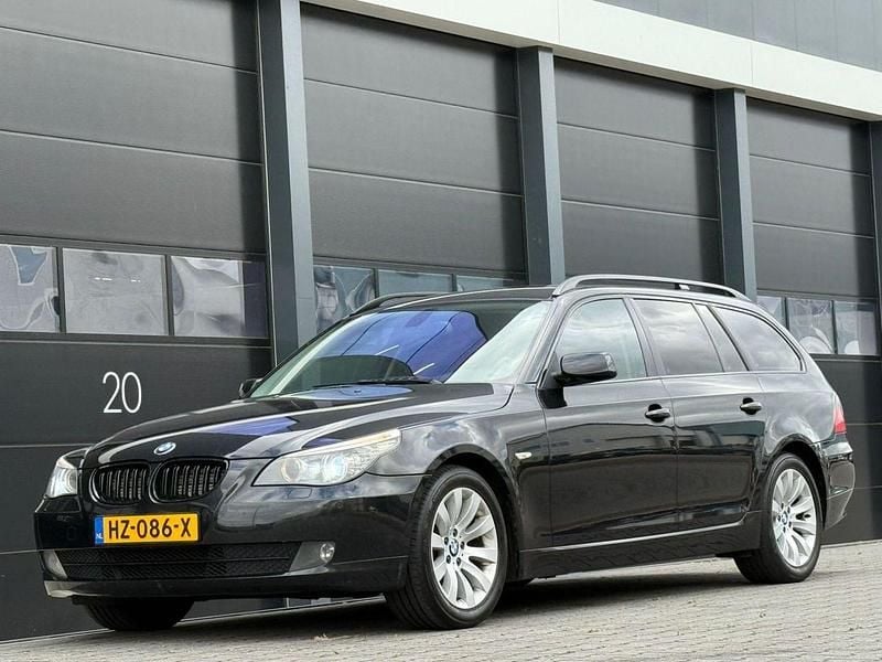 Zwart Occasion 2008 BMW 520 Stationwagen | € 3.450 (Eerlijke prijs) - Afbeelding 1/4