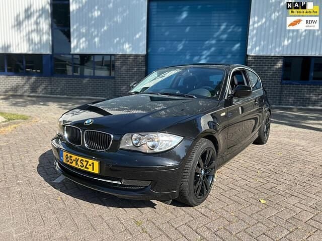 Zwart Gebruikt 2010 BMW 116 Hatchback | € 3.749 (Eerlijke prijs) - Afbeelding 1/4