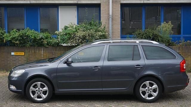 Grijs Gebruikt 2012 Skoda Octavia Business Line Stationwagen | € 3.950 (Goede deal) - Afbeelding 1/4