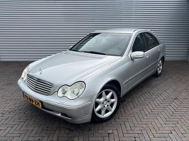 Grijs Gebruikt 2004 Mercedes C220 Elegance Sedan | € 1.990 (Eerlijke prijs) - Afbeelding 1/4