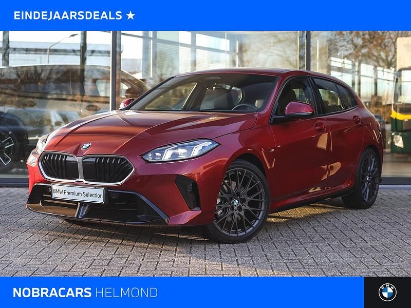 Rood (metallic) Gebruikt 2025 BMW 120 M Sport Hatchback | € 39.950 (Duur) - Afbeelding 1/4