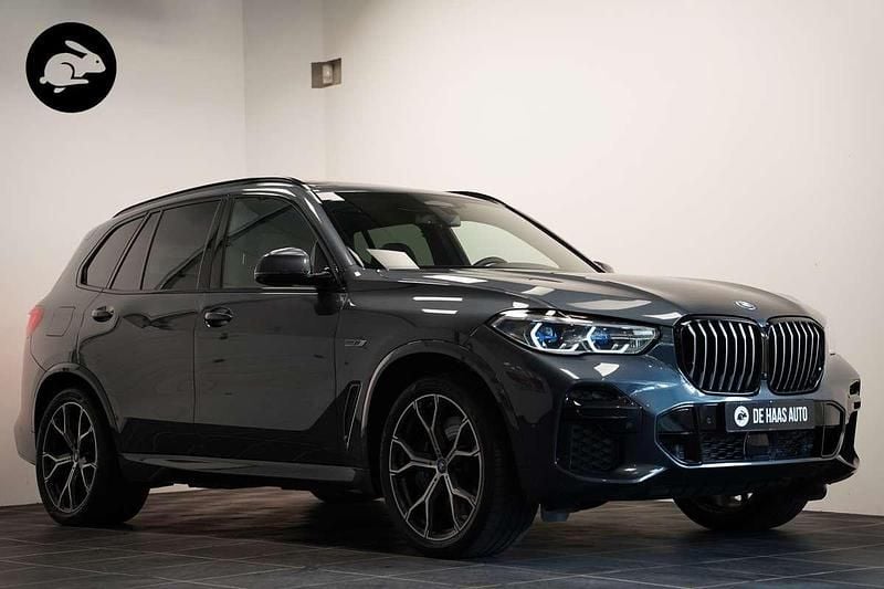 Grijs, metallic lak Gebruikt 2022 BMW X5 M Sport SUV | € 68.600 (Super prijs) - Afbeelding 1/4