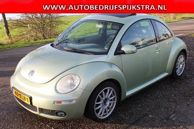 Groen (metallic) Gebruikt 2006 VW Beetle Highline Hatchback | € 2.950 (Goede deal) - Afbeelding 1/4