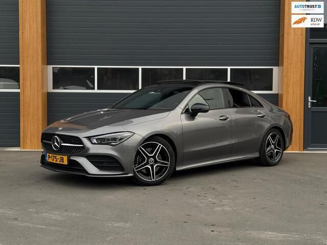 Grijs Gebruikt 2022 Mercedes CLA200 Business Sedan | € 32.450 (Eerlijke prijs) - Afbeelding 1/4